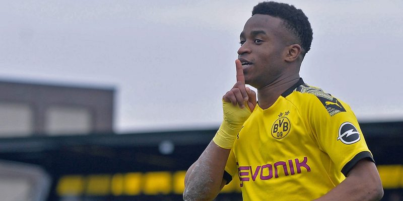 Hàng thủ Dortmund phá tan ngày vui của cầu thủ Youssoufa Moukoko