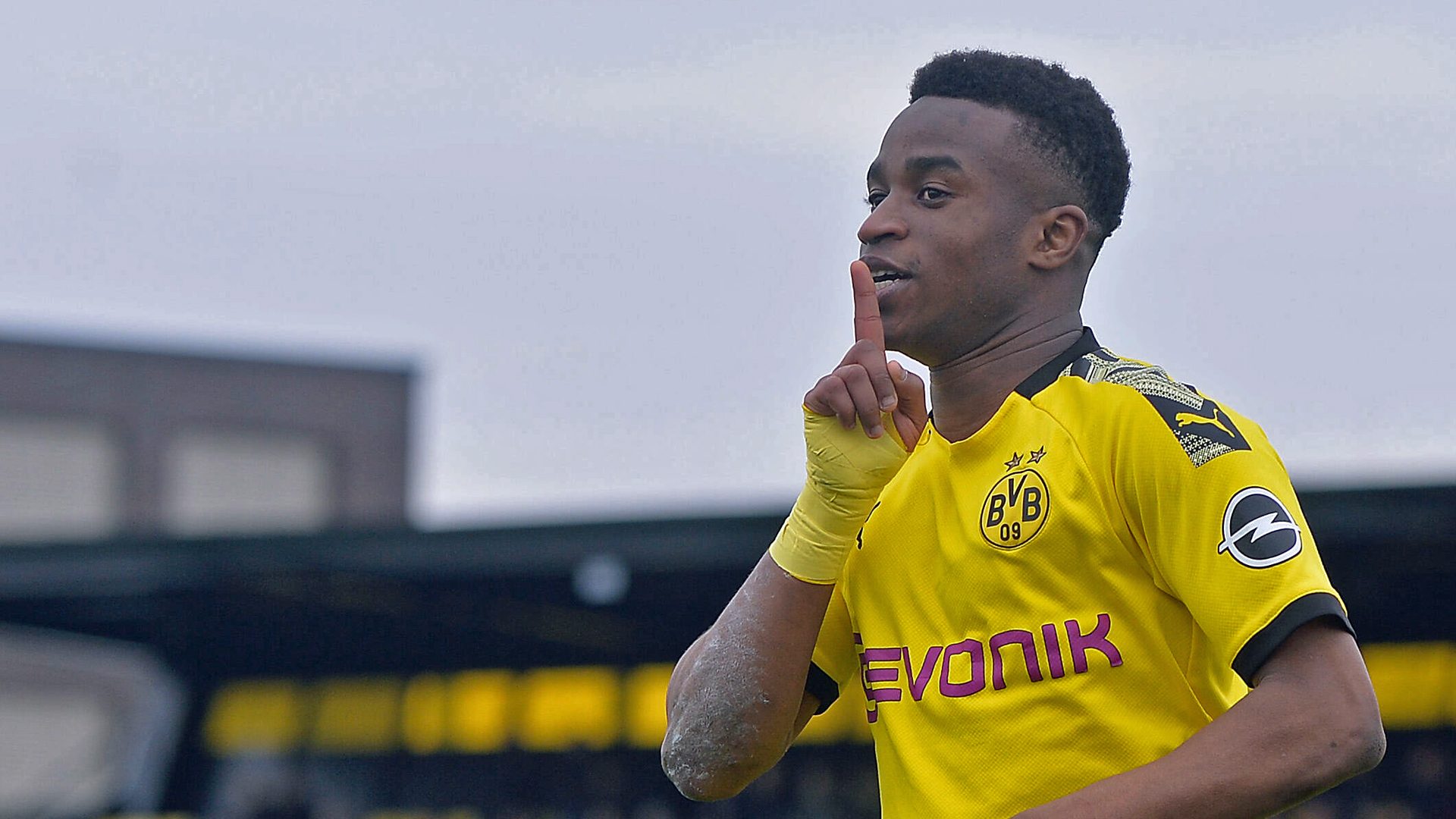 Hàng thủ Dortmund phá tan ngày vui của cầu thủ Youssoufa Moukoko